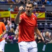 Los serbios Nenad Zimonjic y Viktor Troicki celebran un punto en la Copa Davis