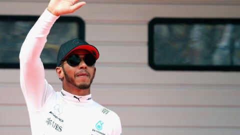Hamilton saluda