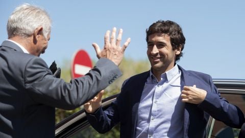 Ra&uacute;l Gonz&aacute;lez, llegando a un acto