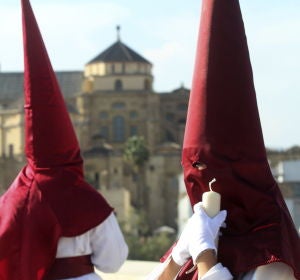 Nazarenos de la hermandad de el Descendimiento durante la procesión Nazarenos de la hermandad de el Descendimiento durante la procesión