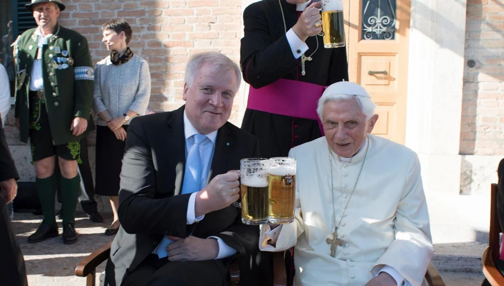 Benedicto XVI brinda por su cumpleaños