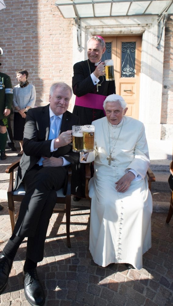 Benedicto XVI brinda por su cumpleaños