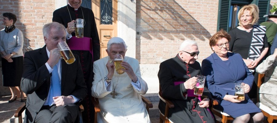 El Papa emérito Benedicto XVI degustando la cerveza El Papa emérito Benedicto XVI degustando la cerveza