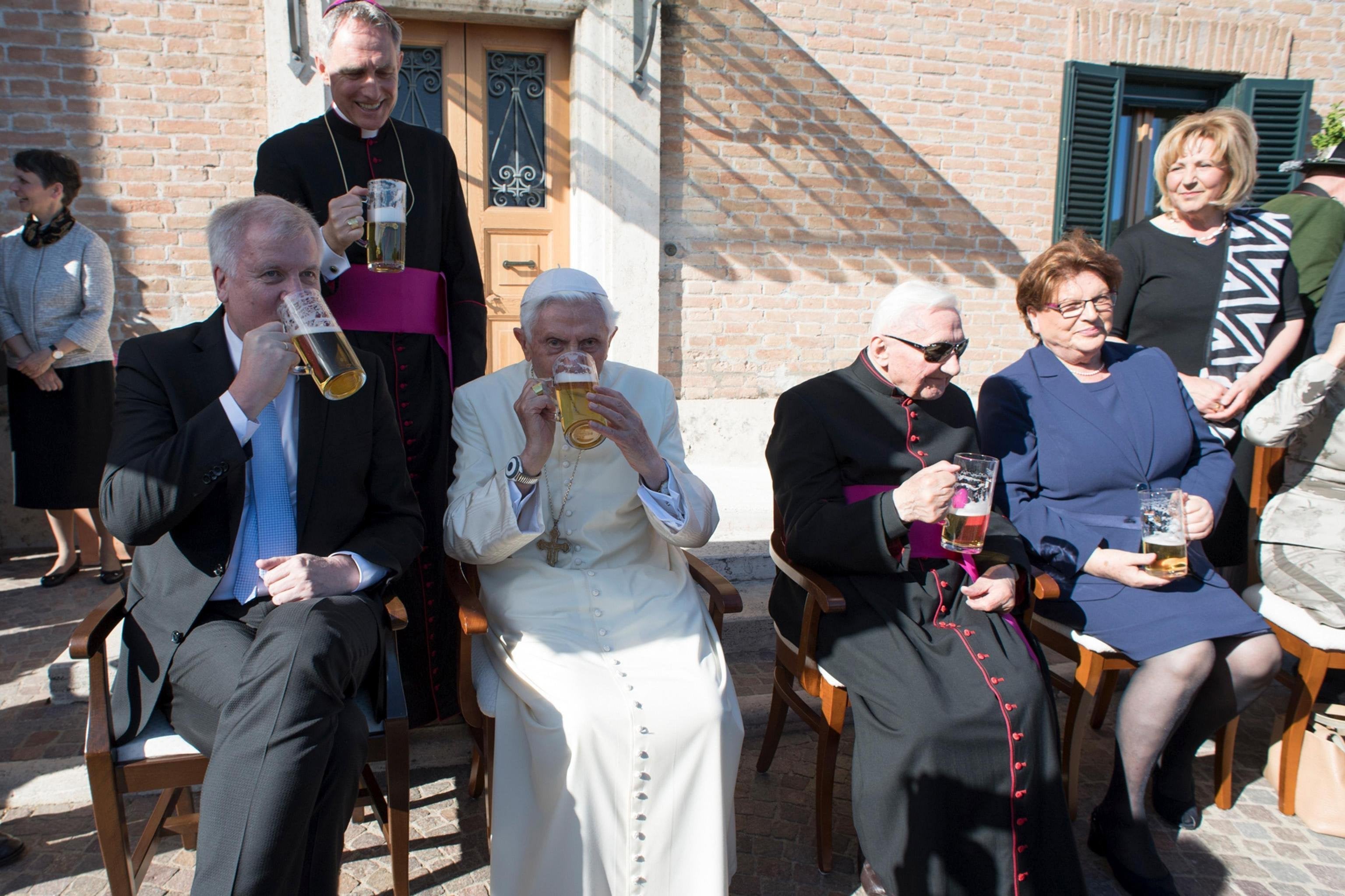 El Papa emérito Benedicto XVI celebra su 90 cumpleaños con cerveza en una fiesta bávara El Papa emérito Benedicto XVI celebra su 90 cumpleaños con cerveza en una fiesta bávara