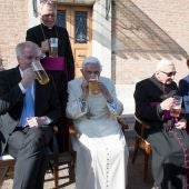 El Papa emérito Benedicto XVI degustando la cerveza