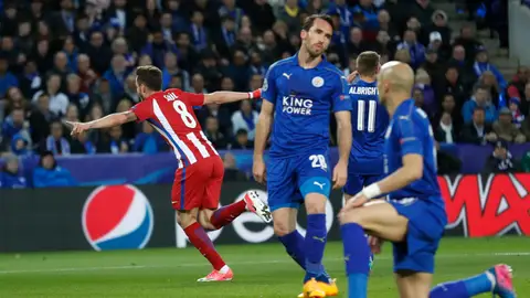 Saúl celebra su gol ante el Leicester Saúl celebra su gol ante el Leicester