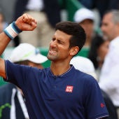 Novak Djokovic celebra su victoria ante Gilles Simon