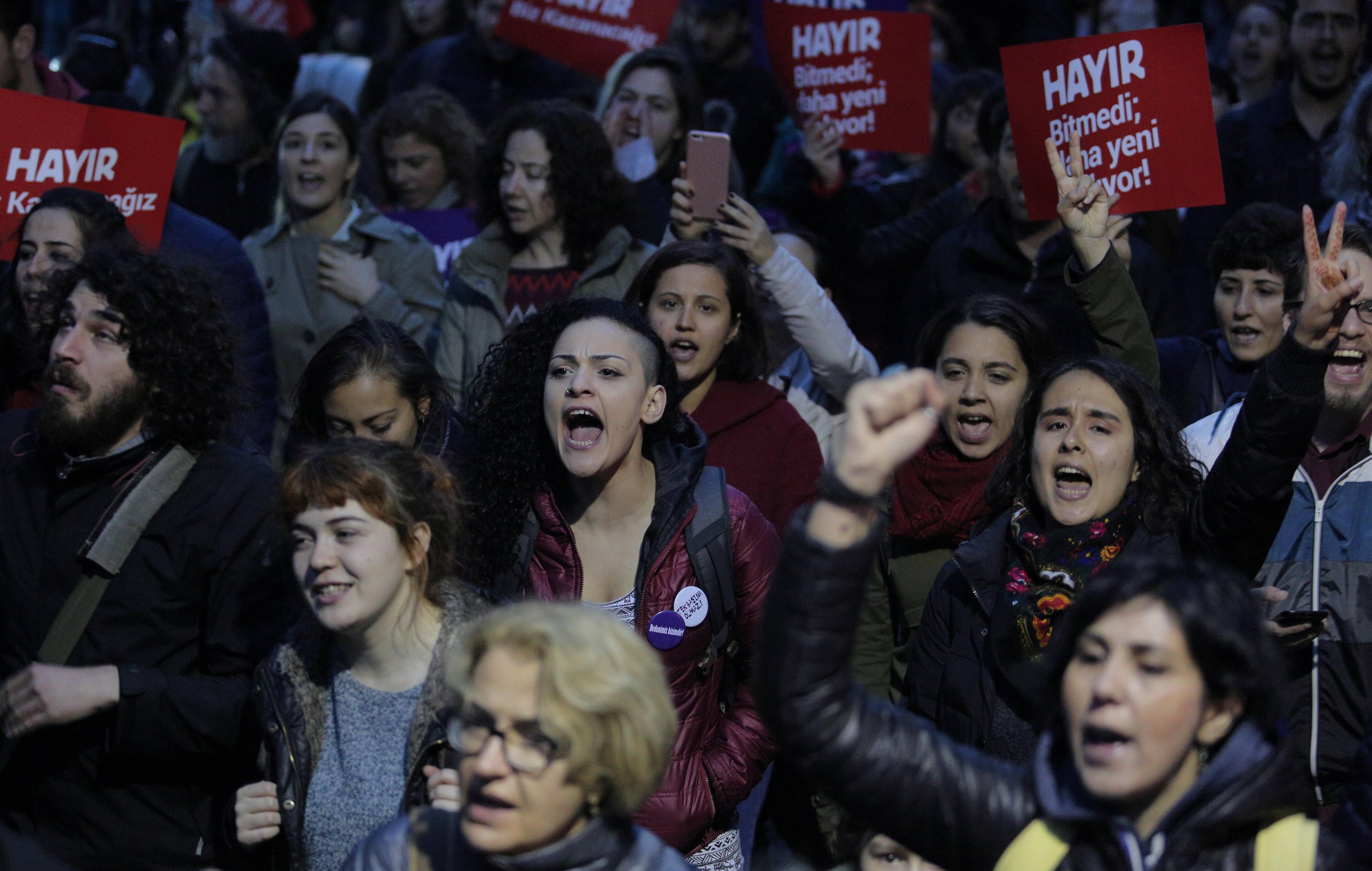 Miles de personas se manifiestan en Estambul contra el resultado del referéndum Miles de personas se manifiestan en Estambul contra el resultado del referéndum