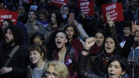 Protestas en Estambul contra el resultado del refer&eacute;ndum en Turqu&iacute;a