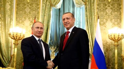 El presidente de Rusia, Vlad&iacute;mir Putin, y su hom&oacute;logo turco, Recep Tayyip Erdogan