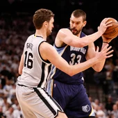 Pau defiende a su hermano Marc con el balón Pau defiende a su hermano Marc con el balón