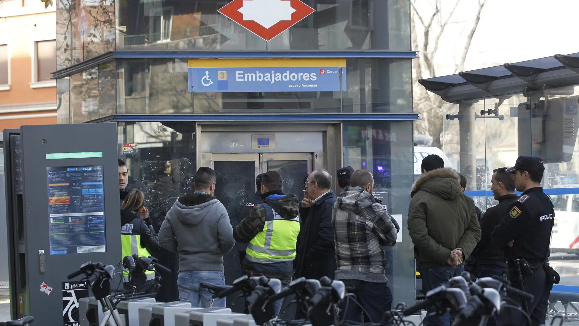 Tren de Cercanías de la estación de Embajadores de Madrid en 2015
