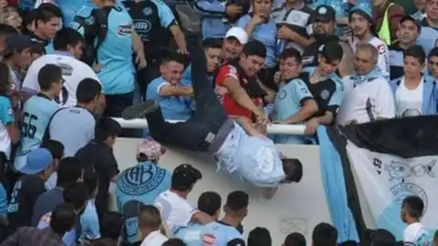 Momento del fallecimiento del hincha de Belgrano. Momento del fallecimiento del hincha de Belgrano.