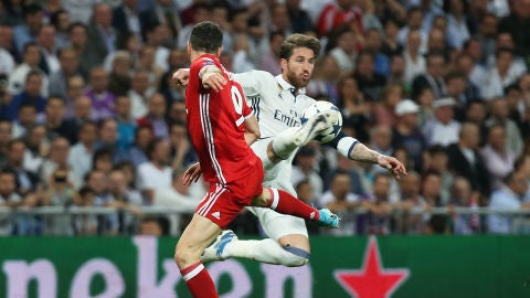 Sergio Ramos en una jugada con Lewandowski