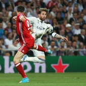 Sergio Ramos en una jugada con Lewandowski Sergio Ramos en una jugada con Lewandowski