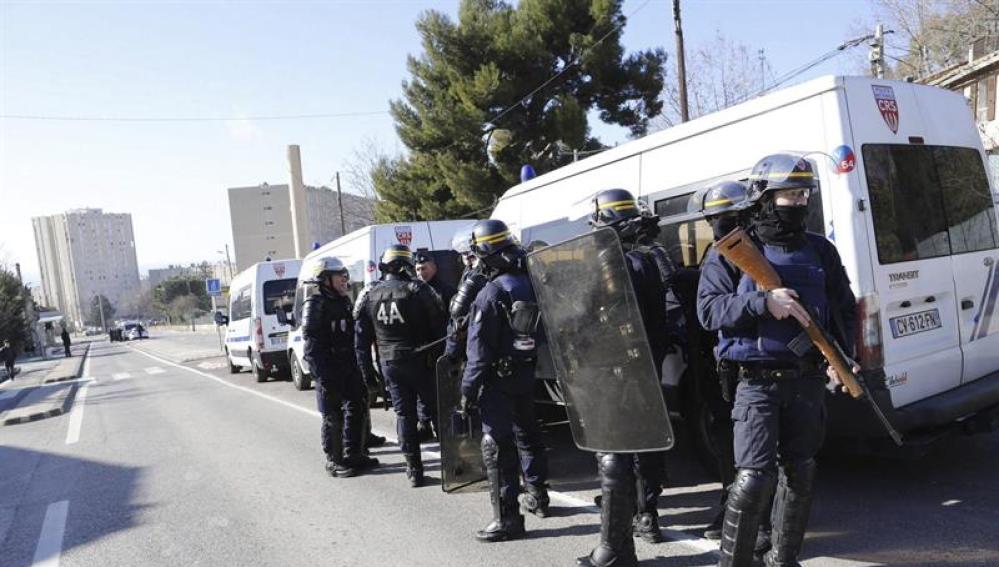 Agentes de las fuerzas de seguridad de la Policía Nacional francesa patrullan por una calle de Marsella