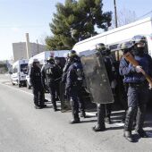 Agentes de las fuerzas de seguridad de la Policía Nacional francesa patrullan por una calle de Marsella