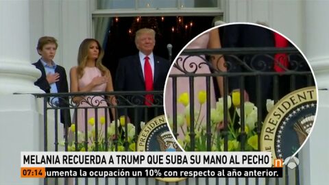 Frame 12.937142 de: Melania salva de un olvido a Donald Trump mientras sonaba el himno nacional
