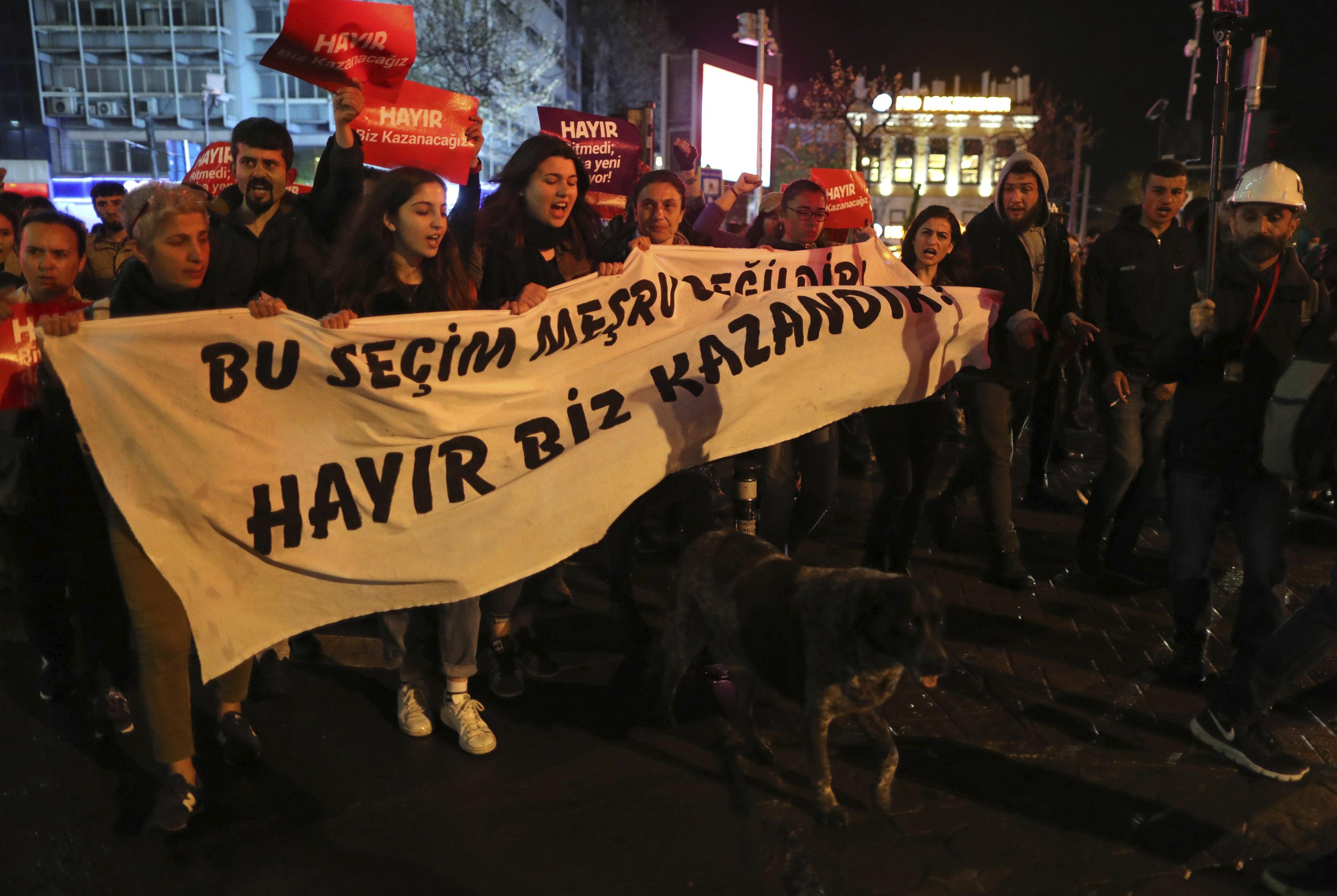 La Junta Electoral turca rechaza anular el referéndum, como pide la oposición La Junta Electoral turca rechaza anular el referéndum, como pide la oposición