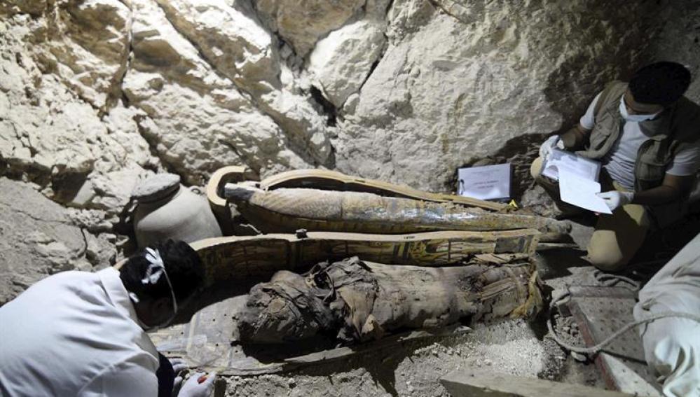 Arqueólogos egipcios documentan el contenido de una tumba de la necrópolis de Dra Abu al Naga en Luxor