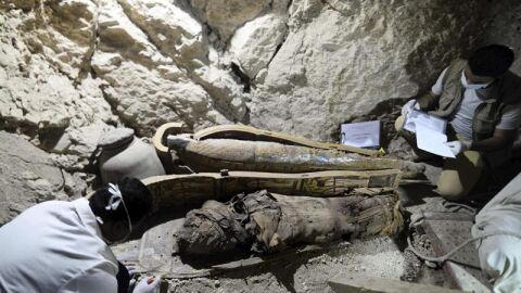 Arque&oacute;logos egipcios documentan el contenido de una tumba de la necr&oacute;polis de Dra Abu al Naga en Luxor