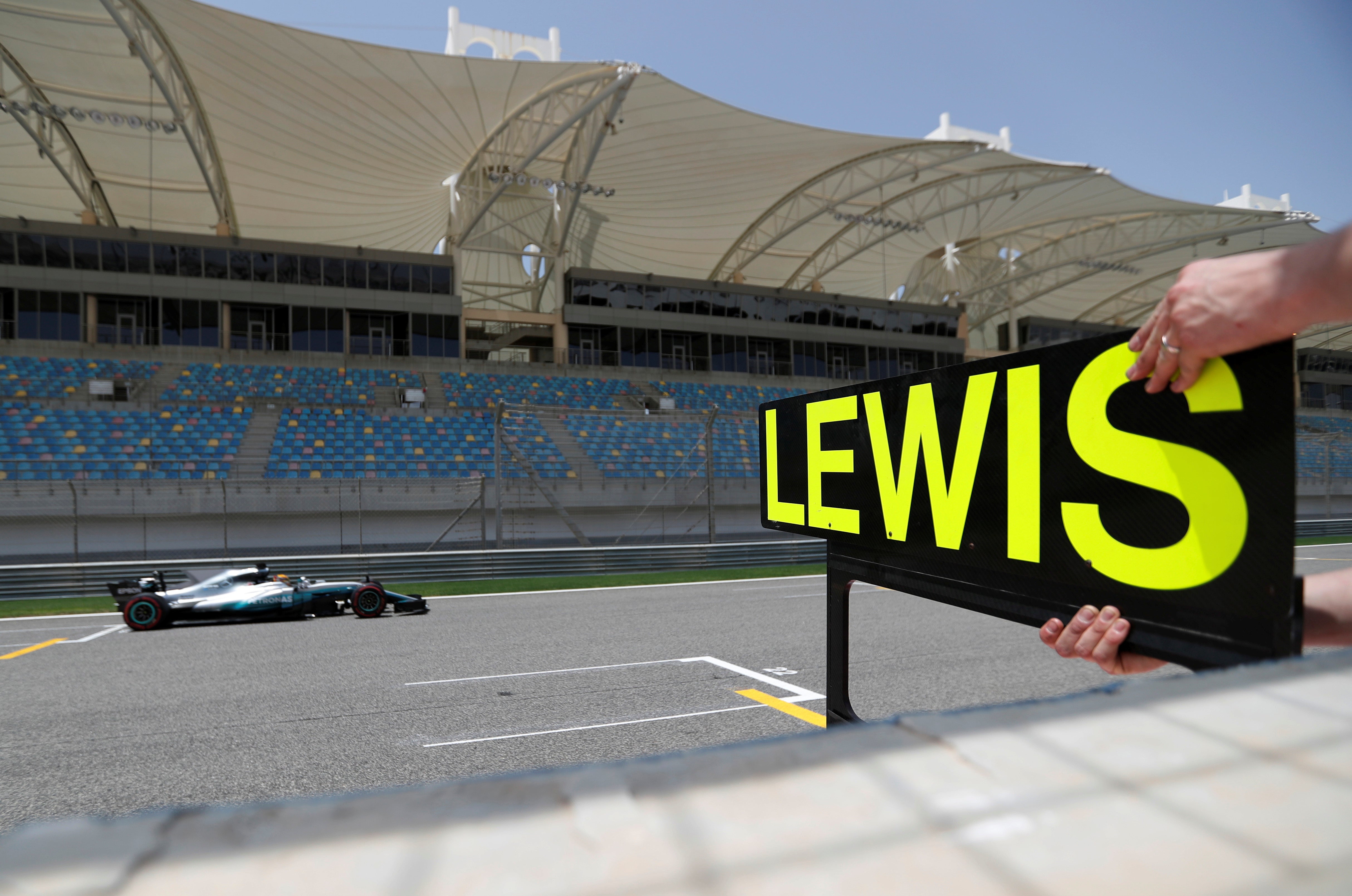 Hamilton lidera los test de Baréin en una nueva jornada aciaga para McLaren Hamilton lidera los test de Baréin en una nueva jornada aciaga para McLaren