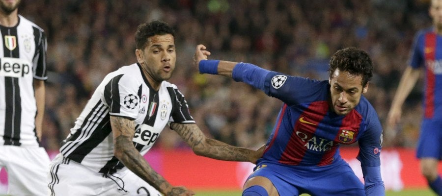 Neymar lucha con el balón con Dani Alves. Neymar lucha con el balón con Dani Alves.