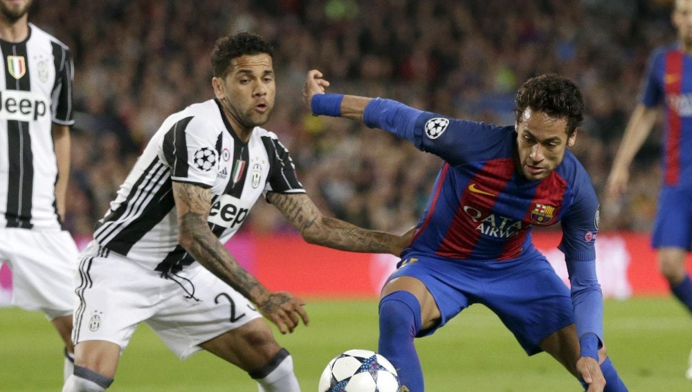Neymar lucha con el balón con Dani Alves.