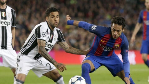 Neymar lucha con el bal&oacute;n con Dani Alves.