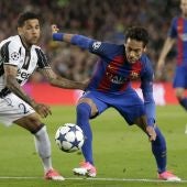 Neymar lucha con el balón con Dani Alves.