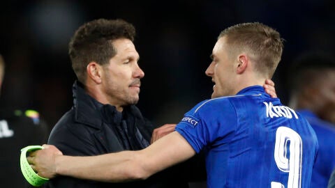 Simeone saluda a Vardy tras finalizar el partido