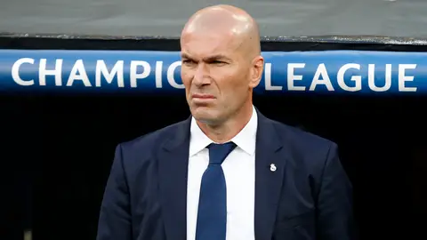 Zinedine Zidane, en la banda del Bernabéu Zinedine Zidane, en la banda del Bernabéu