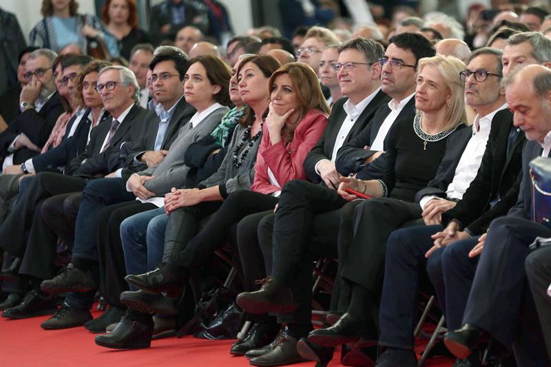 Los tres candidatos del PSOE coinciden en el acto de homenaje a Carme Chacón en Barcelona Los tres candidatos del PSOE coinciden en el acto de homenaje a Carme Chacón en Barcelona