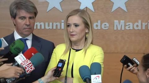 Cristina Cifuentes atendiendo a los medios