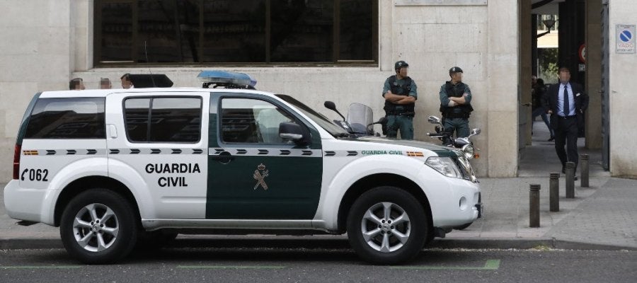 Agentes de la Guardia Civil en la sede del Canal de Isabel II Agentes de la Guardia Civil en la sede del Canal de Isabel II