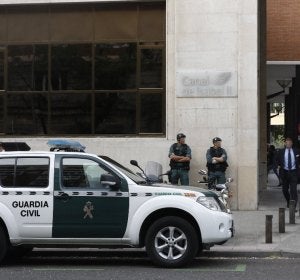 Agentes de la Guardia Civil en la sede del Canal de Isabel II Agentes de la Guardia Civil en la sede del Canal de Isabel II