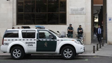 Agentes de la Guardia Civil en la sede del Canal de Isabel II