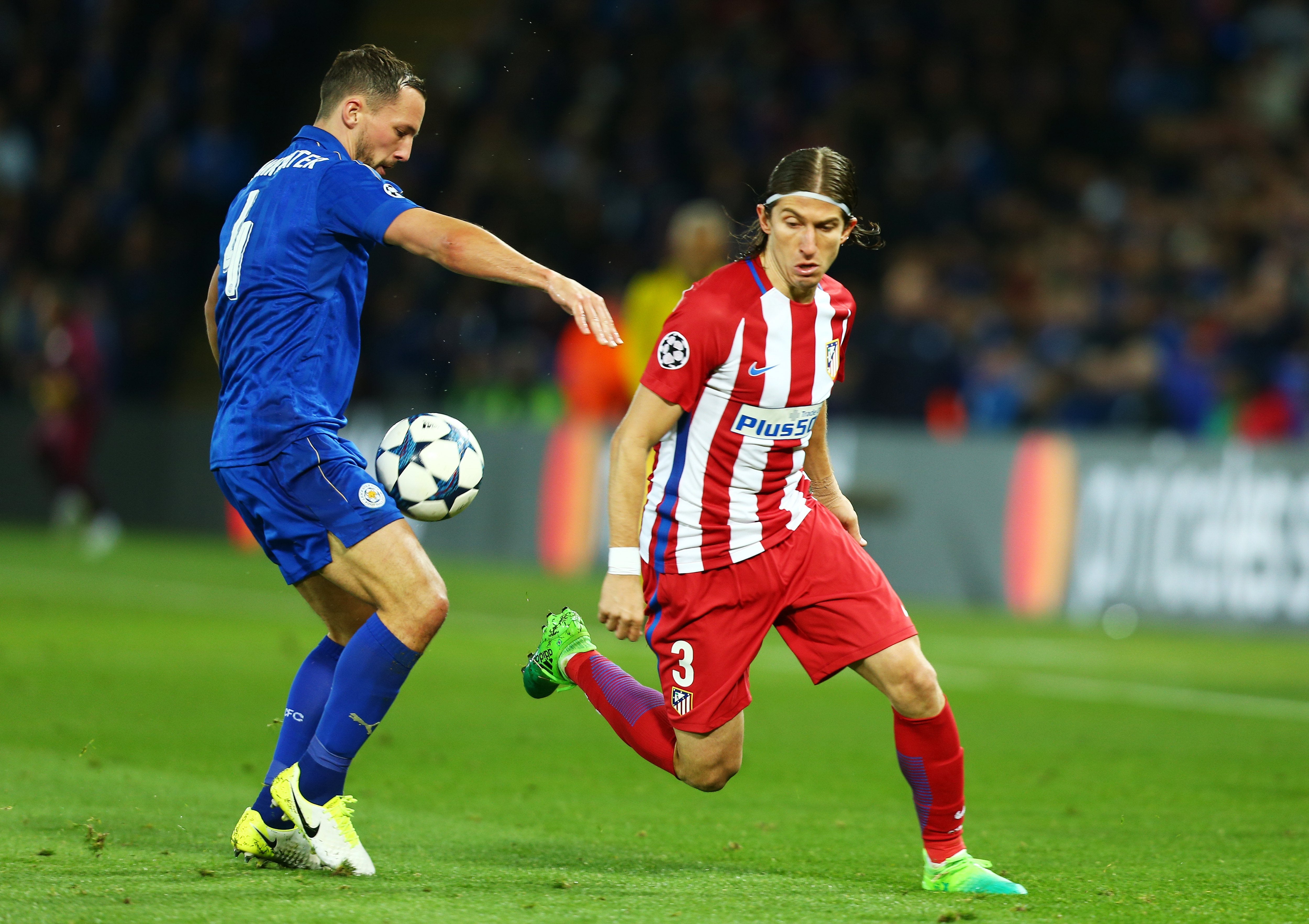 Simeone se queda sin laterales: Juanfran sufre un problema muscular y Filipe una lesión ósea en un dedo Simeone se queda sin laterales: Juanfran sufre un problema muscular y Filipe una lesión ósea en un dedo