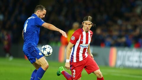 Filipe Luis, en una acci&oacute;n del partido contra el Leicester