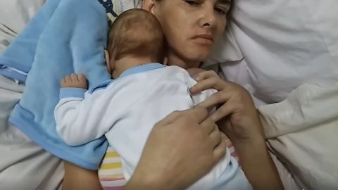 Amelia Bannan junto a su hijo al despertar del coma