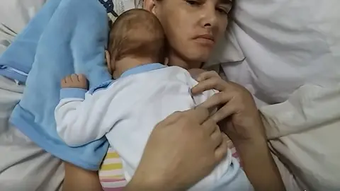 Amelia Bannan junto a su hijo al despertar del coma Amelia Bannan junto a su hijo al despertar del coma