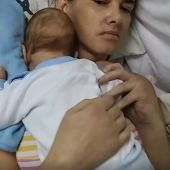 Amelia Bannan junto a su hijo al despertar del coma