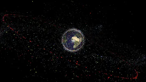 Imagen de la basura espacial orbitando alrededor de la Tierra Imagen de la basura espacial orbitando alrededor de la Tierra