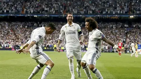 Marcelo celebra un gol con Cristiano Ronaldo Marcelo celebra un gol con Cristiano Ronaldo