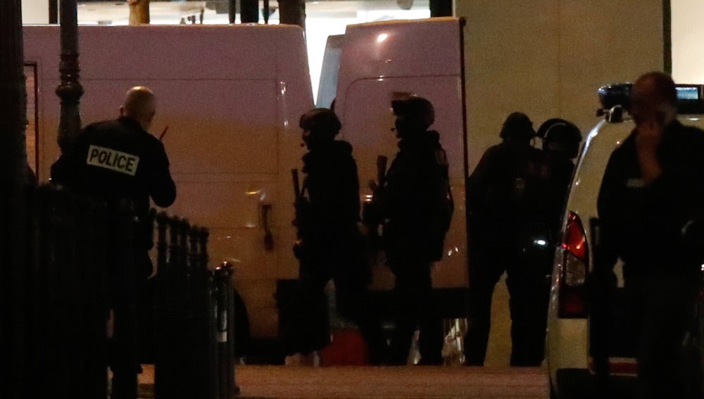 La policía parisina en el lugar del tiroteo