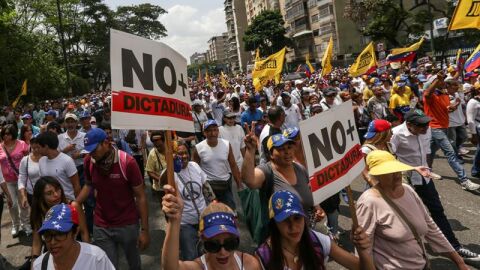 Un grupo de manifestantes quema un mu&ntilde;eco de trapo con la fotograf&iacute;a del presidente venezolano, Nicol&aacute;s Maduro