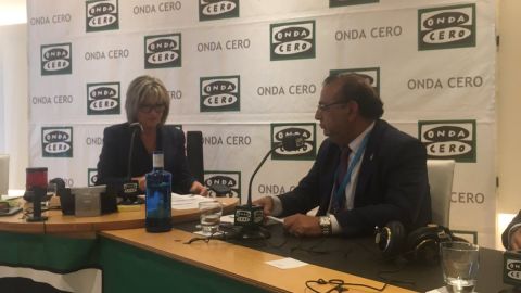 Alfonso Rodr&iacute;guez, alcalde de Calvia, y Joan Mesquida con Julia Otero en Julia en la Onda