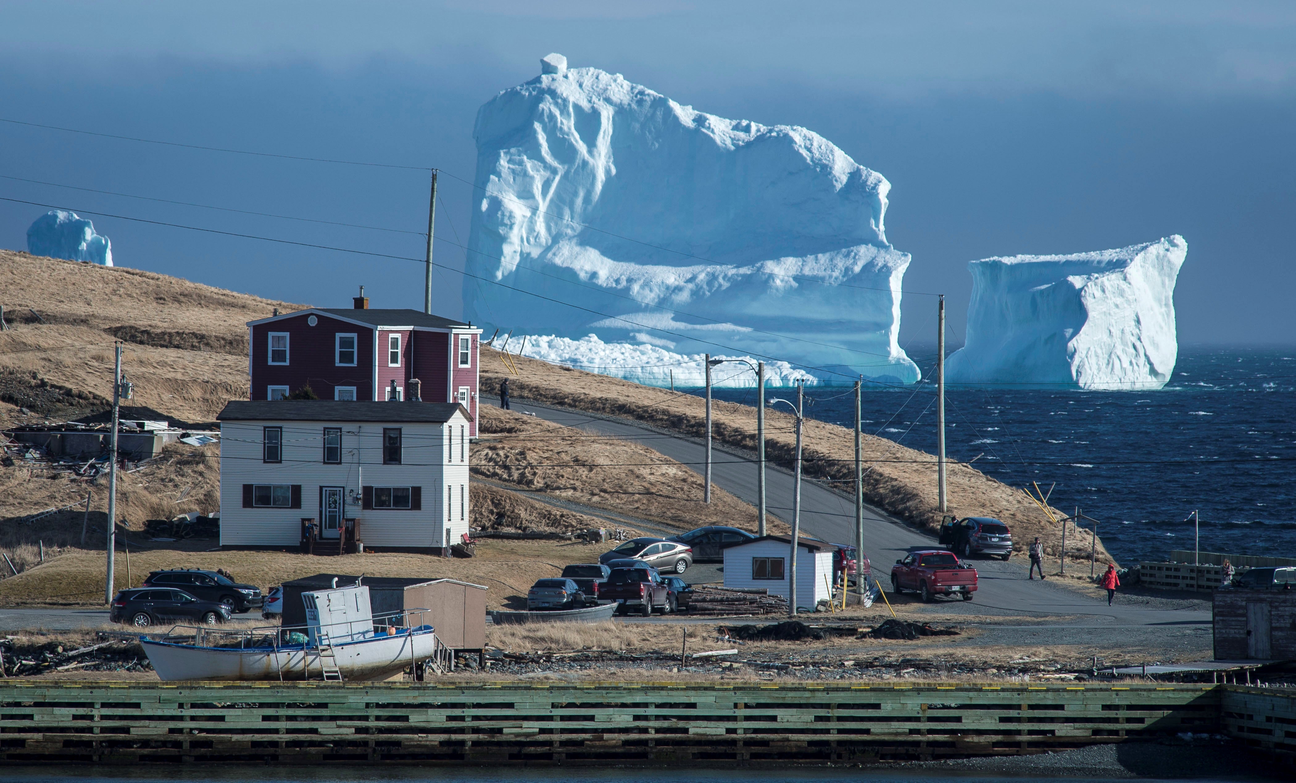 Cientos de turistas, sorprendidos por la aparición de un iceberg gigante en Canadá Cientos de turistas, sorprendidos por la aparición de un iceberg gigante en Canadá