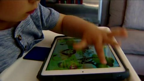 Ni&ntilde;o jugando con una tableta