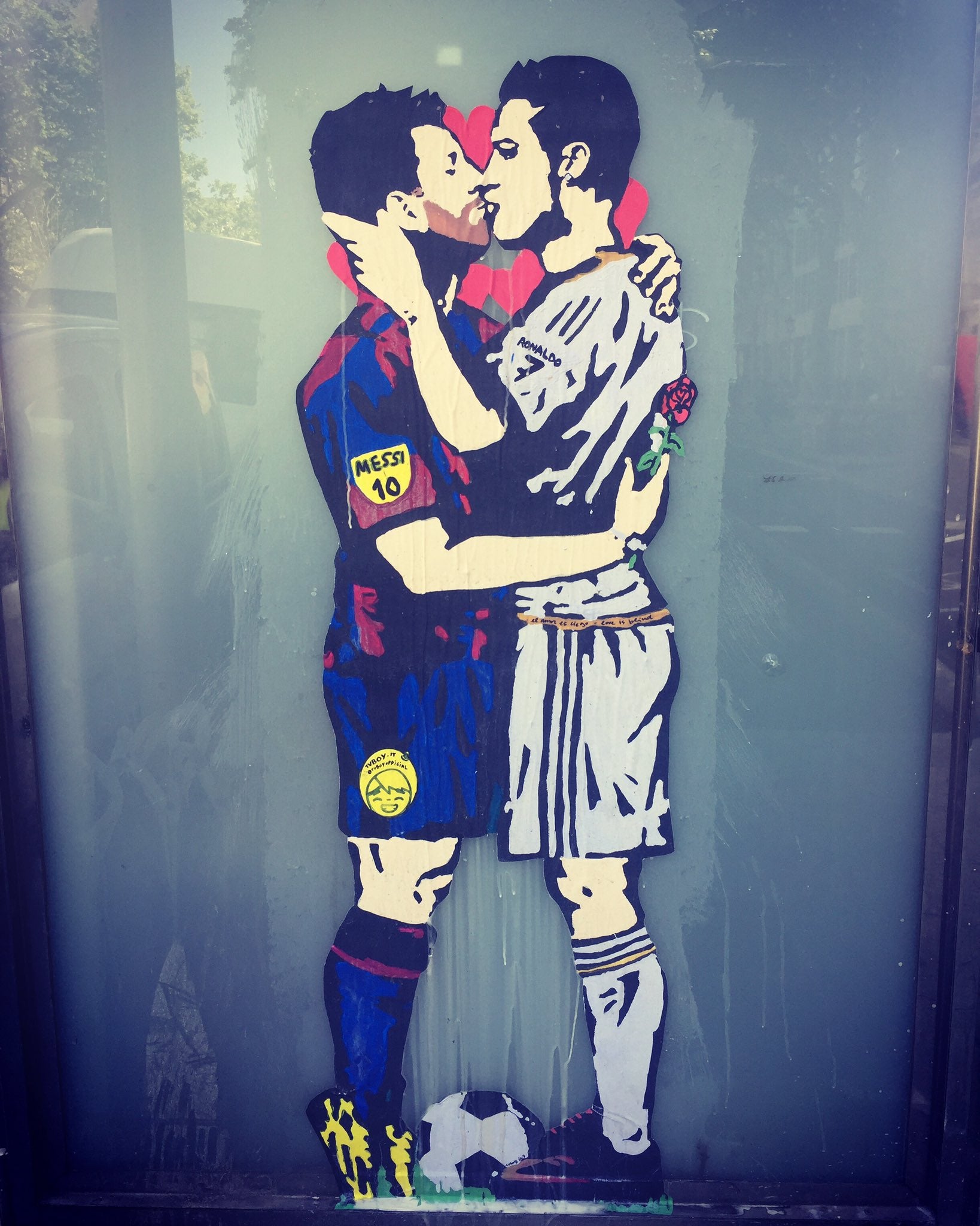 Messi y Ronaldo se besan apasionadamente a tres días de El Clásico Messi y Ronaldo se besan apasionadamente a tres días de El Clásico